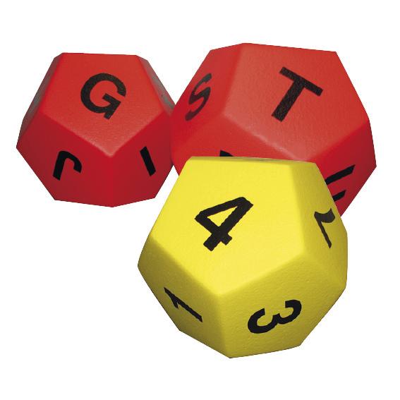 Drei bunte 12-seitige Würfel in Rot und Gelb mit Zahlen und Buchstaben.