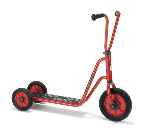 Roter Kinderroller mit drei Rädern und schwarzem Trittbrett, ideal für Kleinkinder.