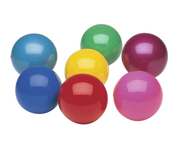 Bunte glänzende Kunststoffbälle in Blau, Rot, Gelb, Grün und Pink auf weißem Hintergrund.