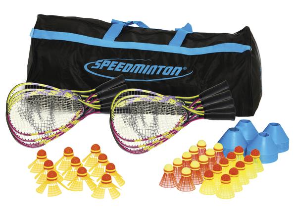 Speedminton Set mit Schlägern, gelben und orangen Bällen, blauen Markierkegeln und Tragetasche.