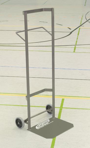 Robustr Transportkarre für rollbare Bodenturnmatte in einer Turnhalle.