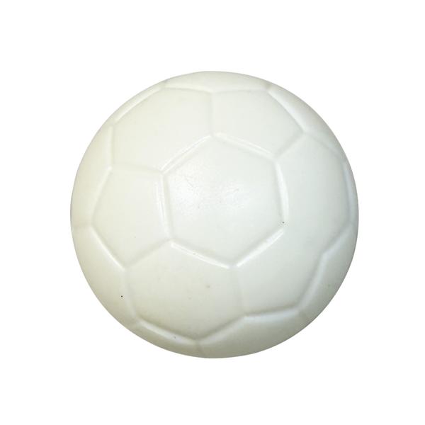 Weißer Fußball-Kugel mit klassischen Fünf- und Sechseckmustern auf weißem Hintergrund.
