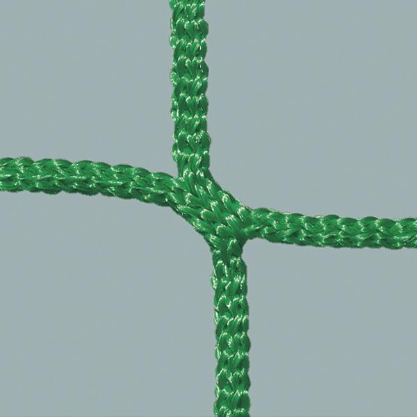 Grünes, engmaschiges Netz aus geflochtenem Kunststoffseil vor grauem Hintergrund.