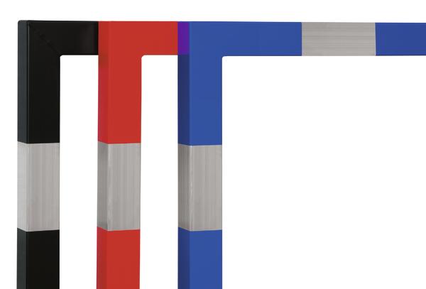 Drei rechteckige Magnetrahmen in Schwarz, Rot und Blau mit silbernen Magnetstreifen.