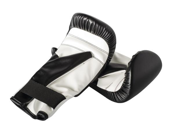 Schwarze und weiße Boxhandschuhe aus Leder mit Klettverschluss, isoliert auf weißem Hintergrund.