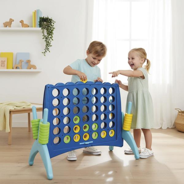 Zwei Kinder spielen Vier gewinnt an einem großen Steckspiel in einem Raum.