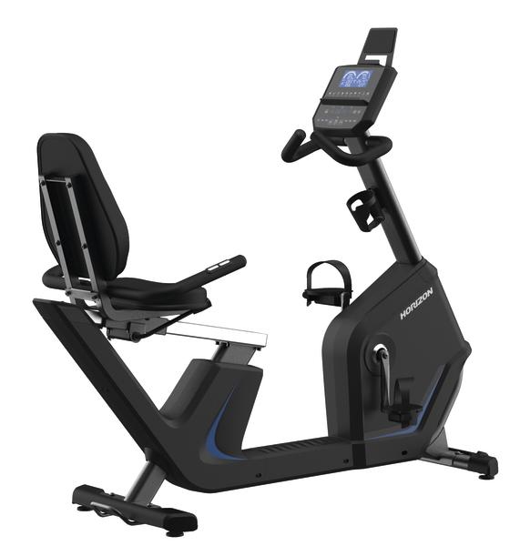 Schwarzes Liegeergometer mit blauen Akzenten, gepolstertem Sitz mit Rückenlehne, Trainingskonsole mit Tablet-Halterung sowie integrierter Getränkehalterung.