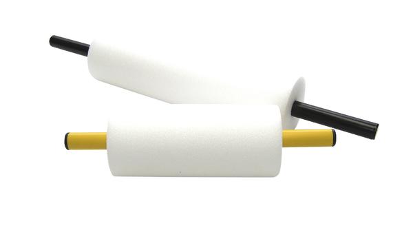 Zwei weiße Schaumstoffrollen mit schwarzen und gelben Griffen auf weißem Hintergrund.
