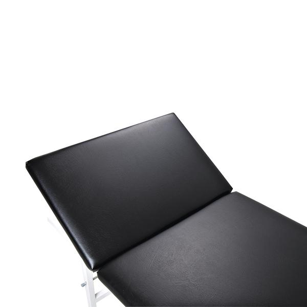 Schwarze gepolsterte Behandlungsliege mit verstellbarer Rückenlehne auf weißem Hintergrund.