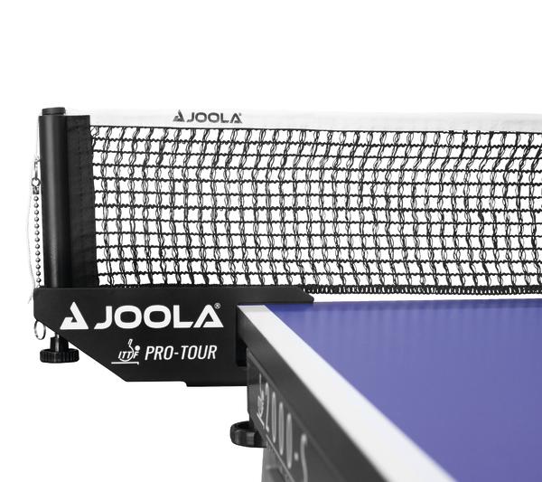 Tischtennisnetz und Tischtennisplatte der Marke JOOLA Pro-Tour in Nahaufnahme.