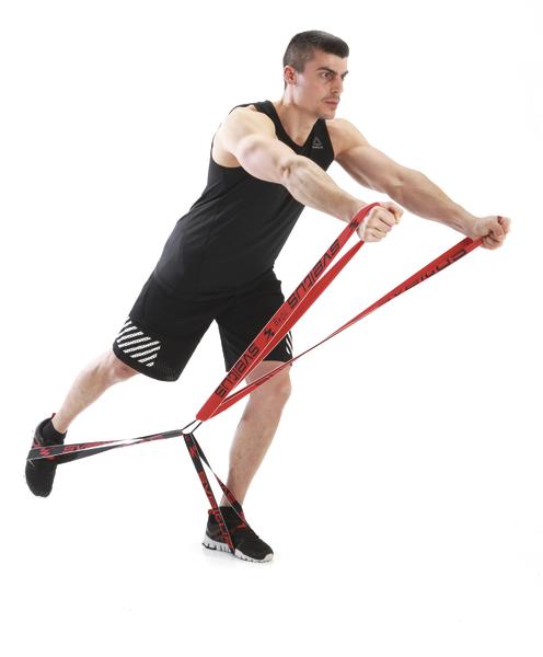 Mann trainiert mit rotem Widerstandsband im Stehen, Fokus auf Balance und Kraft.