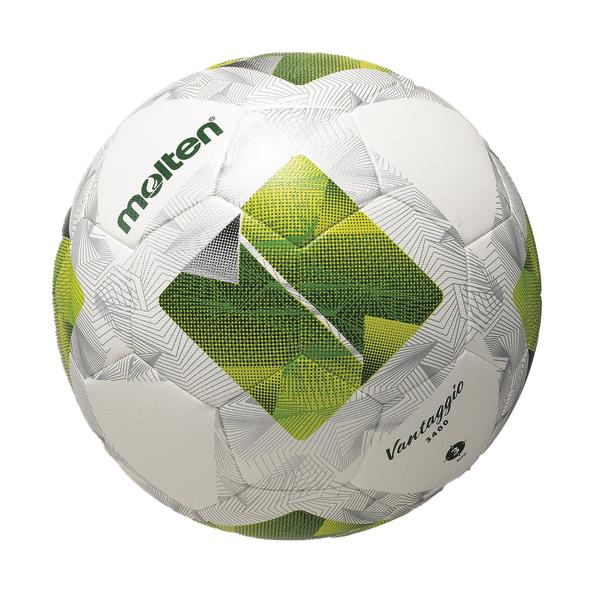 Weiß-grüner Fußball mit „molten“-Logo und geometrischem Muster vor weißem Hintergrund.