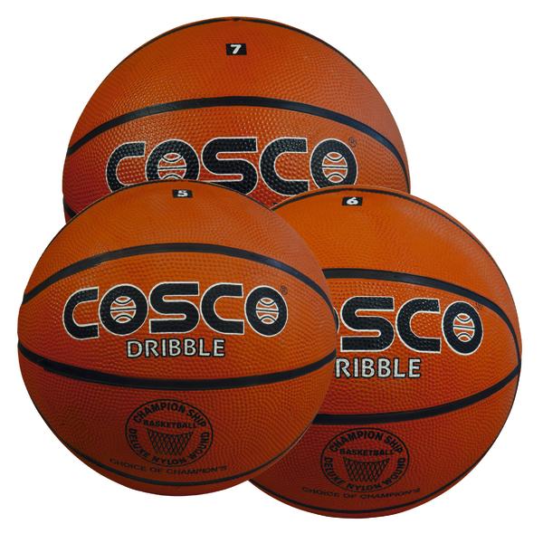 Drei orangefarbene Cosco Basketballbälle mit schwarzem Logo und Linien auf weißem Hintergrund.