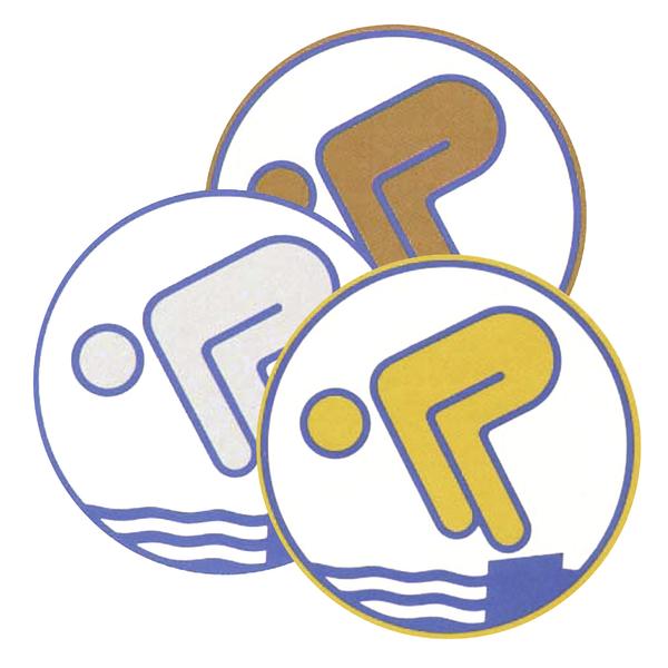 Drei runde Symbole mit stilisierten Schwimmern in verschiedenen Farben über Wasser.