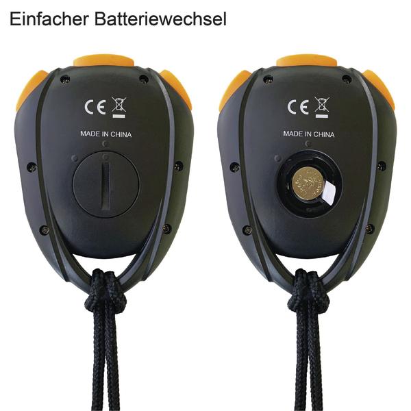 Zwei Rückansichten einer schwarzen Stoppuhr mit orangefarbenen Tasten – einmal mit geschlossenem und einmal mit geöffnetem Batteriefach samt Knopfzelle.