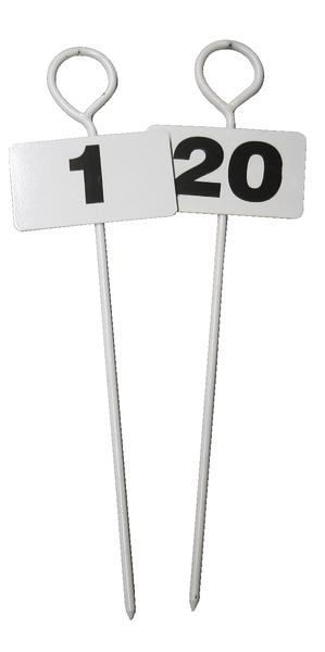 Weiße Markiernägel mit den Zahlen 1 und 20.