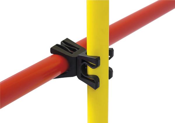 Kunststoffverbinder verbindet roten und gelben Rohrstab für Gerüst- oder Rohrkonstruktionen.