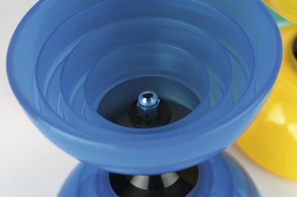 Blaues Diabolo-Jongliergerät aus Kunststoff mit Metallachse, Nahaufnahme.