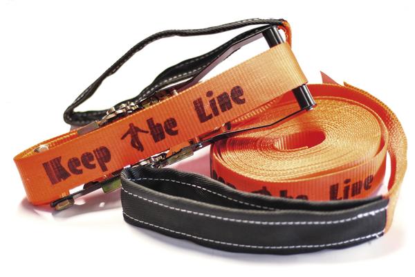 Orangefarbene Slackline mit schwarzem Griff und Aufschrift "Keep the Line" auf weißem Hintergrund.