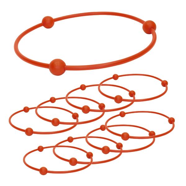 Set aus zehn orangen Hula-Hoop-Reifen mit Kugeln für Fitness und Spiel.