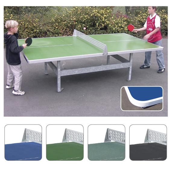 Zwei Jungen spielen Tischtennis auf grünem Outdoor-Tisch mit Metallgestell.