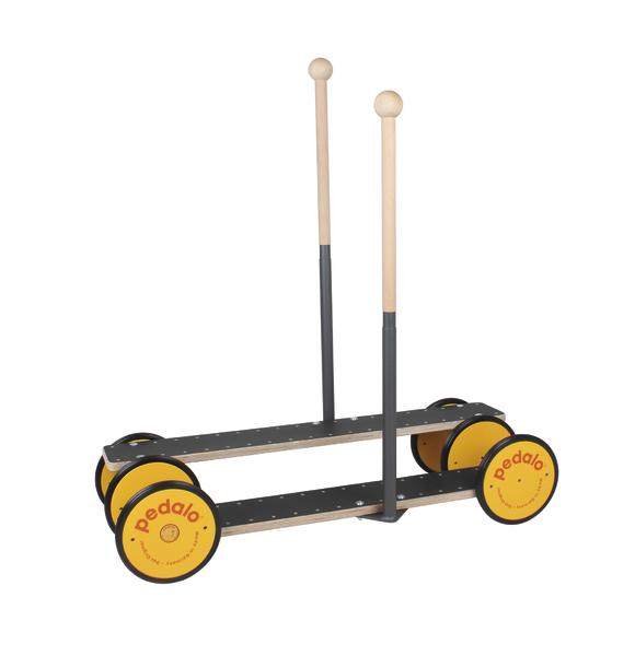 Pedalo Balanciergerät mit vier Rädern und zwei Griffstangen für Gleichgewichtstraining.