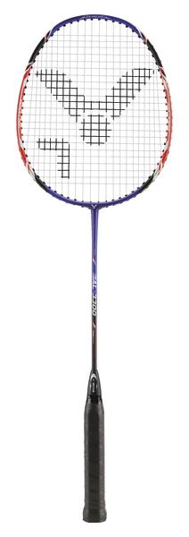 Badmintonschläger mit schwarzem Griff und blau-rotem Rahmen, weißer Bespannung mit Logo.