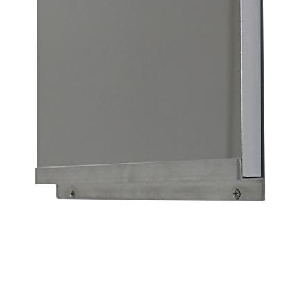 Unterer Bereich einer grauen Metalltür mit silberner Bodenleiste und Schrauben.