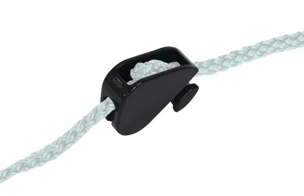 Schwarze Seilspanner-Klemme mit weißem geflochtenem Seil auf weißem Hintergrund.