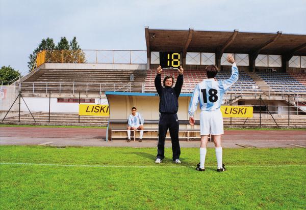 Fußballspieler mit Nummer 18 wird als Einwechselspieler auf dem Spielfeld angezeigt.