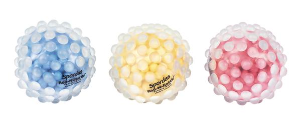 Drei bunte Massagebälle mit Noppen in Blau, Gelb und Rot auf weißem Hintergrund.