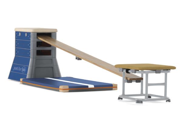 Turngerät mit Sprungkasten, Schrägbrett und Matte für Gymnastik und Turnübungen.