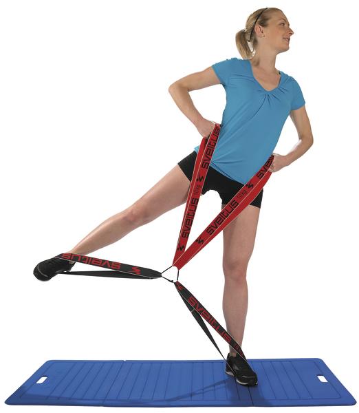 Frau trainiert Beinmuskulatur mit Widerstandsband auf blauer Gymnastikmatte.