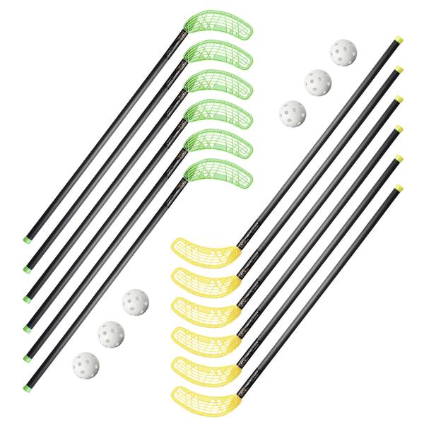 Set aus 12 Floorball-Schlägern in Grün und Gelb mit 6 weißen Floorball-Bällen auf weißem Hintergrund.