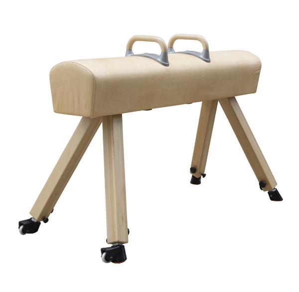 Turngerät aus Holz mit Lederbezug und Rollen, Gymnastikgerät für Training und Sport.