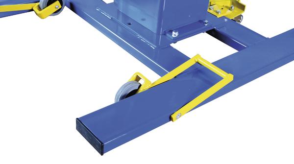 Blauer Hebebühnenarm mit gelben Sicherheitsbügeln und grauen Rollen auf weißem Hintergrund.