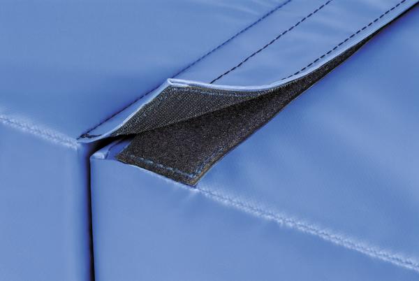 Blauer Klettverschluss an gepolstertem Schaumstoff für Sport- oder Spielmatten.