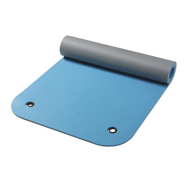 Blau-graue rutschfeste Yogamatte mit Ösen, teilweise aufgerollt, isoliert auf weißem Hintergrund.