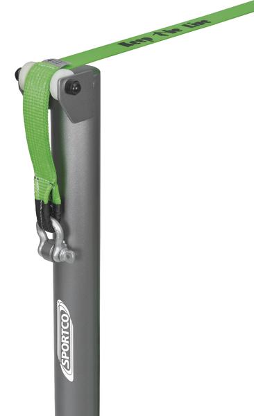 Sportco Slackline mit grünem Gurt und Metallspannvorrichtung an grauem Pfosten.