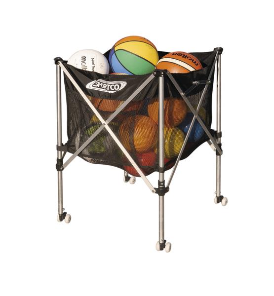 Sportwagen mit Netzkorb gefüllt mit verschiedenen Sportbällen wie Basketball und Volleyball.