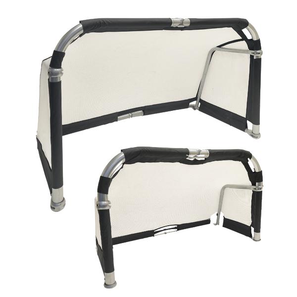 Zwei kleine klappbare Fußballtore mit Metallrahmen und Netz sind vor einem weißen Hintergrund abgebildet.