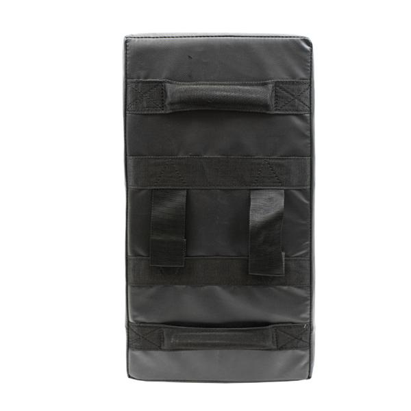 Schwarzes Schlagpolster mit Griffen für Kampfsport- und Selbstverteidigungstraining.