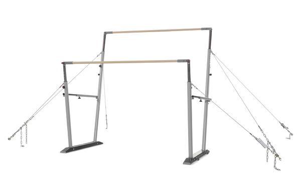 Turngerät mit zwei parallel angeordneten Reckstangen aus Holz und Metallrahmen.