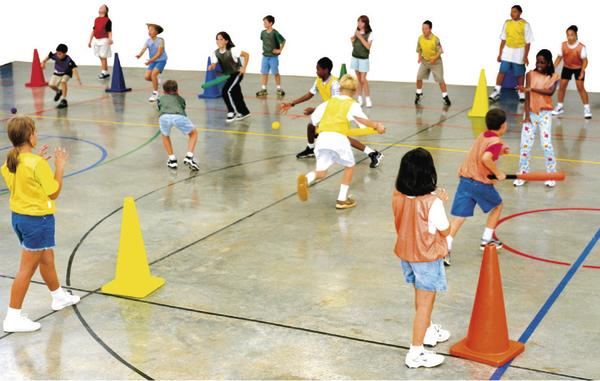 Kinder spielen ein Ballspiel in der Turnhalle mit bunten Markierungskegeln und Trikots.