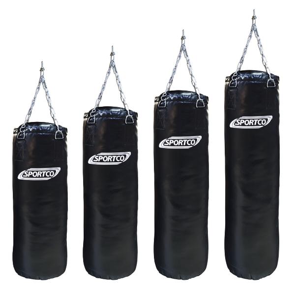 Vier schwarze Sportco Boxsäcke in unterschiedlichen Größen bzw. Längen, jeweils mit weißem Sportco Logo und stabiler Metall-Kettenaufhängung, auf weißem Hintergrund.