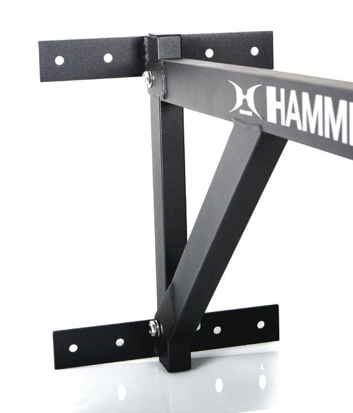 Schwarze Wandhalterung aus Metall mit Hammerschlag-Oberfläche für Fitnessgeräte.