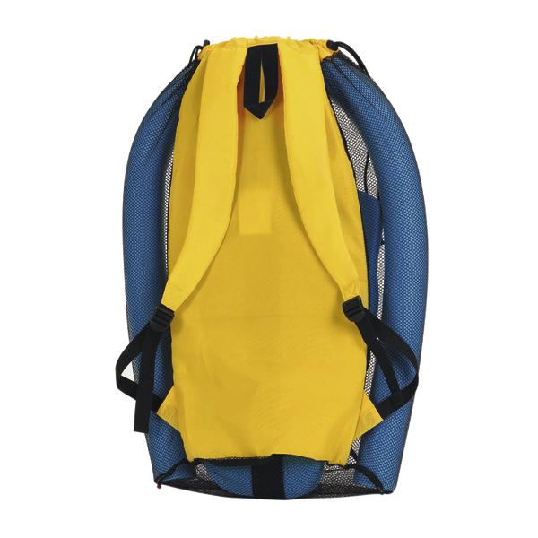 Gelber und blauer leichter Rucksack mit Netzmaterial und verstellbaren Schultergurten, isoliert.