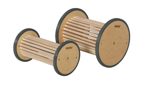 Zwei Pedalo Balancierrollen aus Holz in verschiedenen Größen für Gleichgewichtstraining.