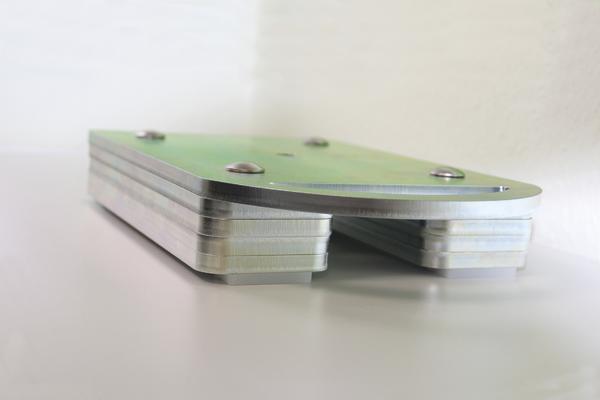 Aluminium-Verbindungselement mit Schrauben auf weißem Hintergrund, Nahaufnahme.