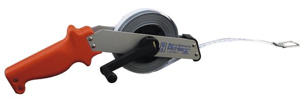 Messband mit rotem Griff und schwarzer Kurbel, ausziehbares Stahlband, weiß mit Markierungen.